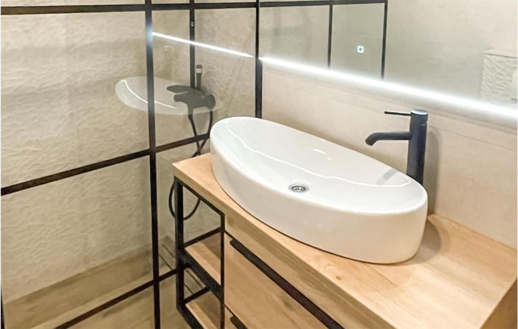 Kúpeľňa v ubytovaní Two-Bedroom Holiday Home In Sibenik