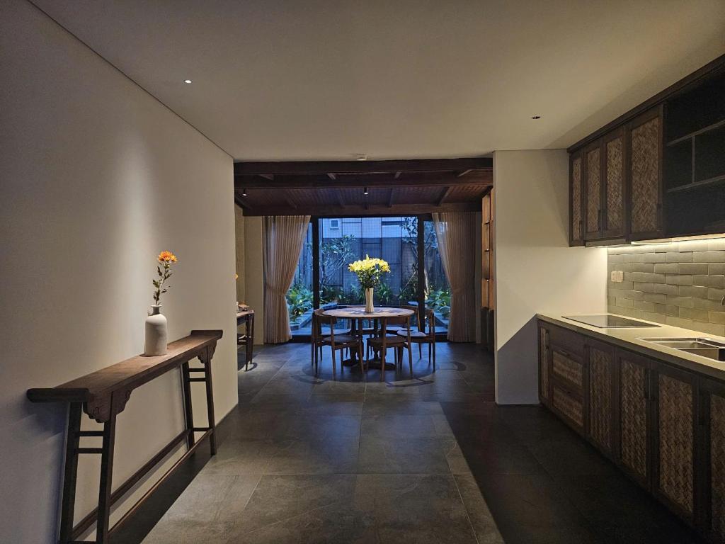 Una cocina y un comedor con mesa y sillas. en Minh House- Phước Trường 11, en Da Nang