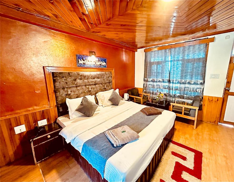 Postel nebo postele na pokoji v ubytování Elena Aastha - Valley View Rooms