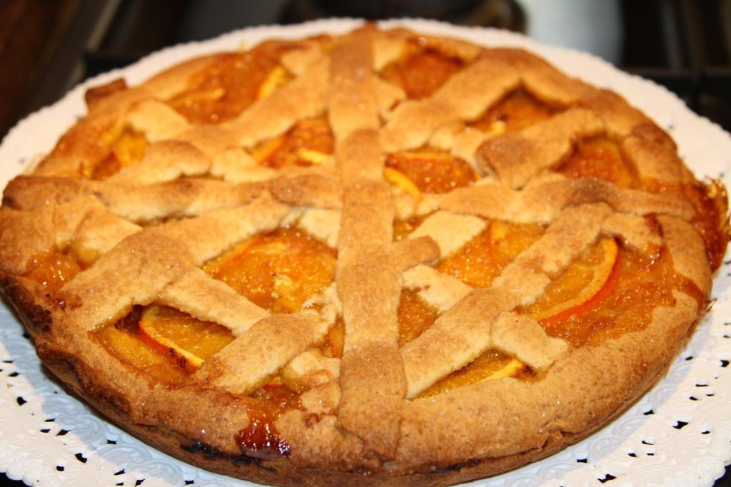 a pie sitting on top of a paper plate at B&B Il Sogno in Anacapri
