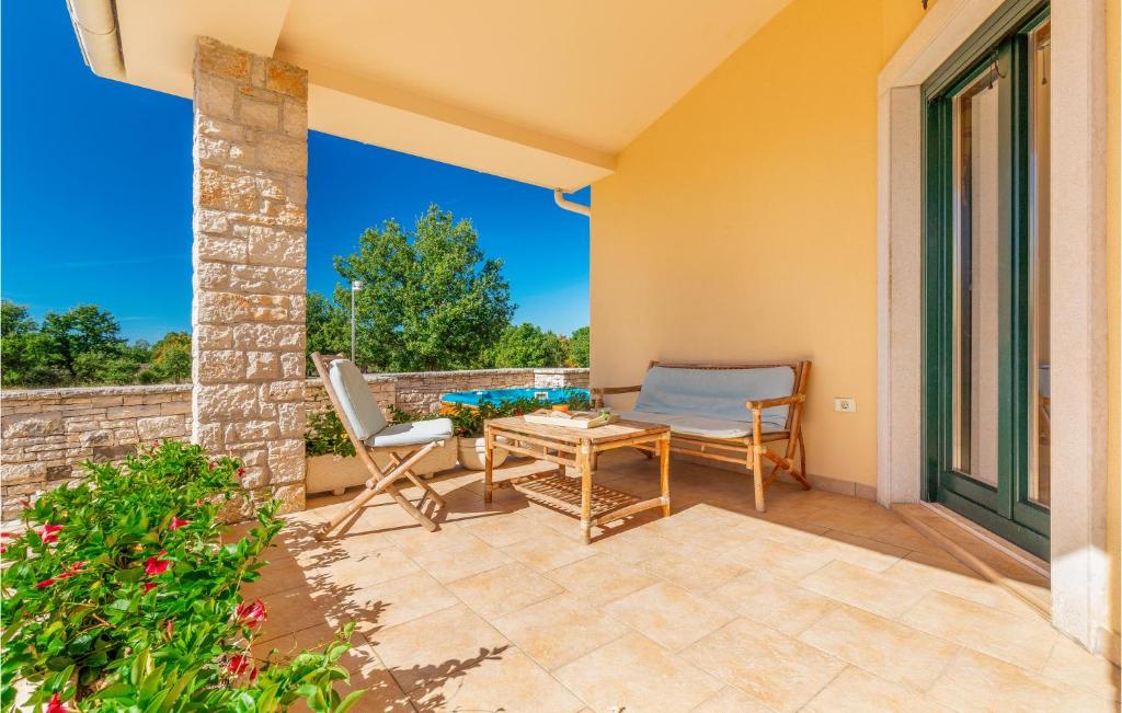 Balkon lub taras w obiekcie Amazing Home In Golubovo With Jacuzzi