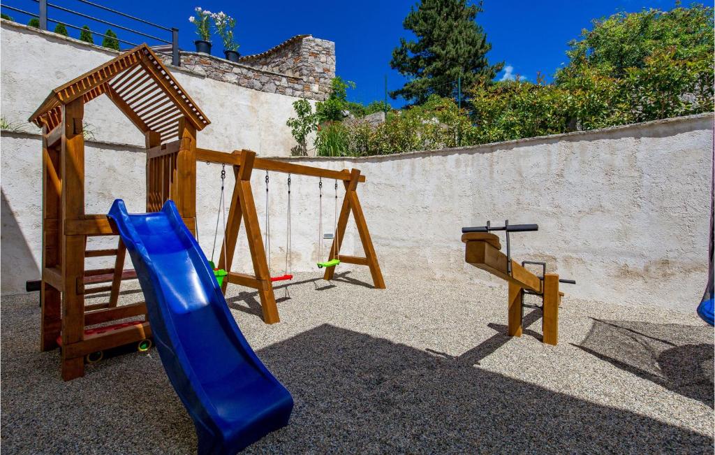 Herní místnost nebo prostor pro děti v ubytování 3 Bedroom Amazing Home In Mucici