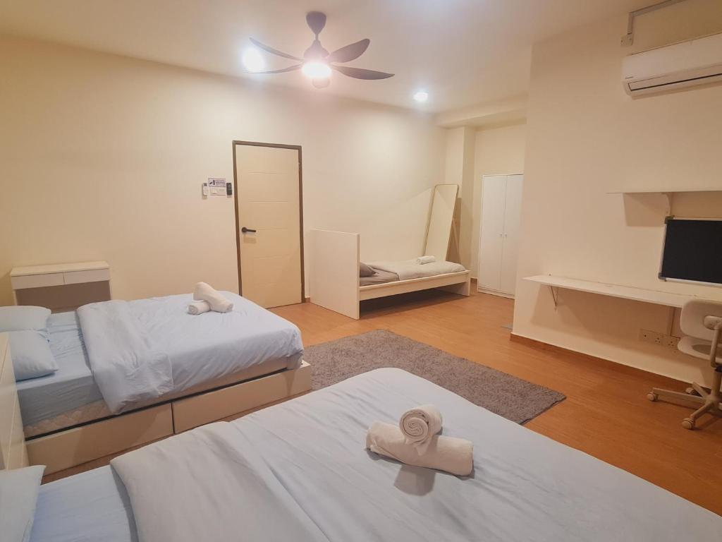 Postel nebo postele na pokoji v ubytování UniVilla- Ideal Family Home for 18pax