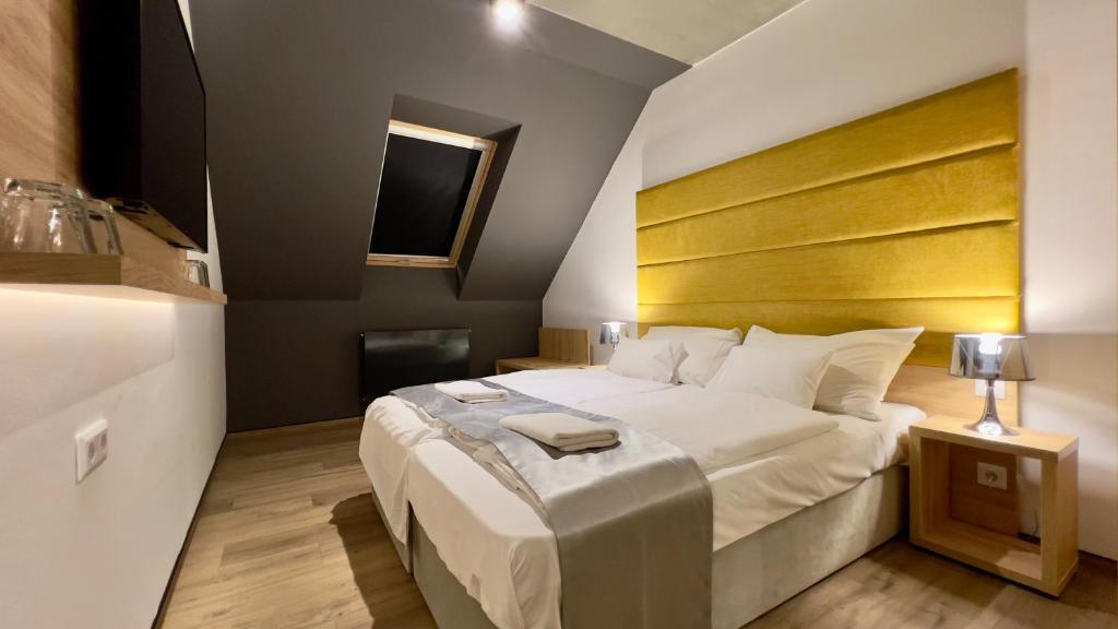 Postel nebo postele na pokoji v ubytování Apex Apartman Sárvár