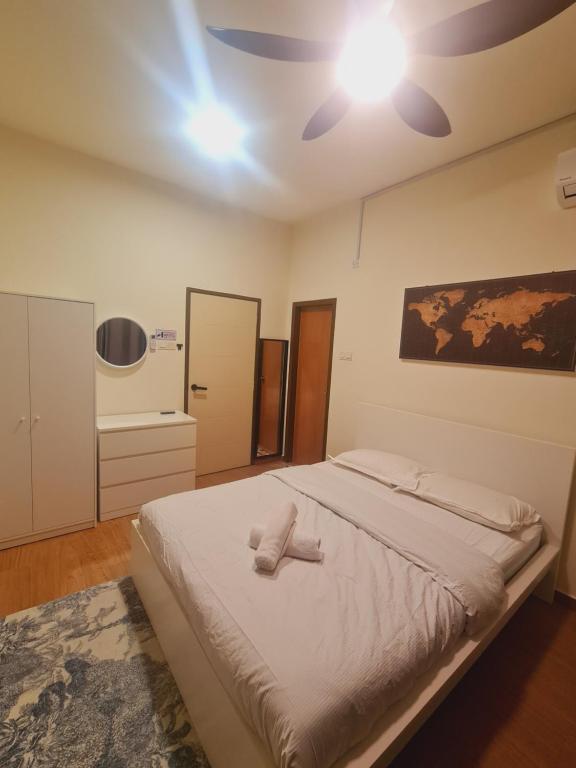 Postel nebo postele na pokoji v ubytování UniVilla- Ideal Family Home for 18pax