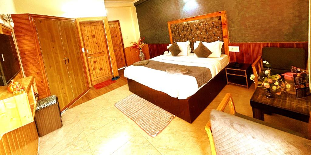Postel nebo postele na pokoji v ubytování Elena Aastha - Valley View Rooms