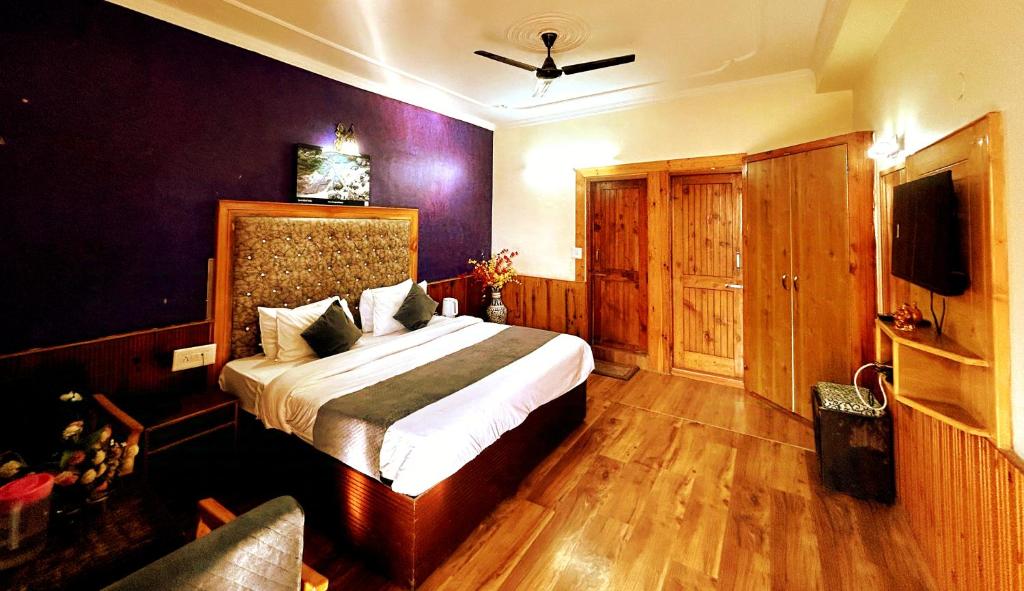 Postel nebo postele na pokoji v ubytování Elena Aastha - Valley View Rooms