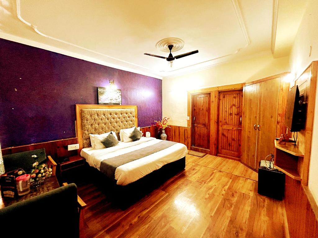 Postel nebo postele na pokoji v ubytování Elena Aastha - Valley View Rooms
