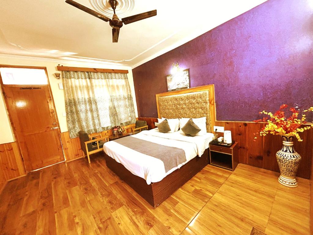 Postel nebo postele na pokoji v ubytování Elena Aastha - Valley View Rooms