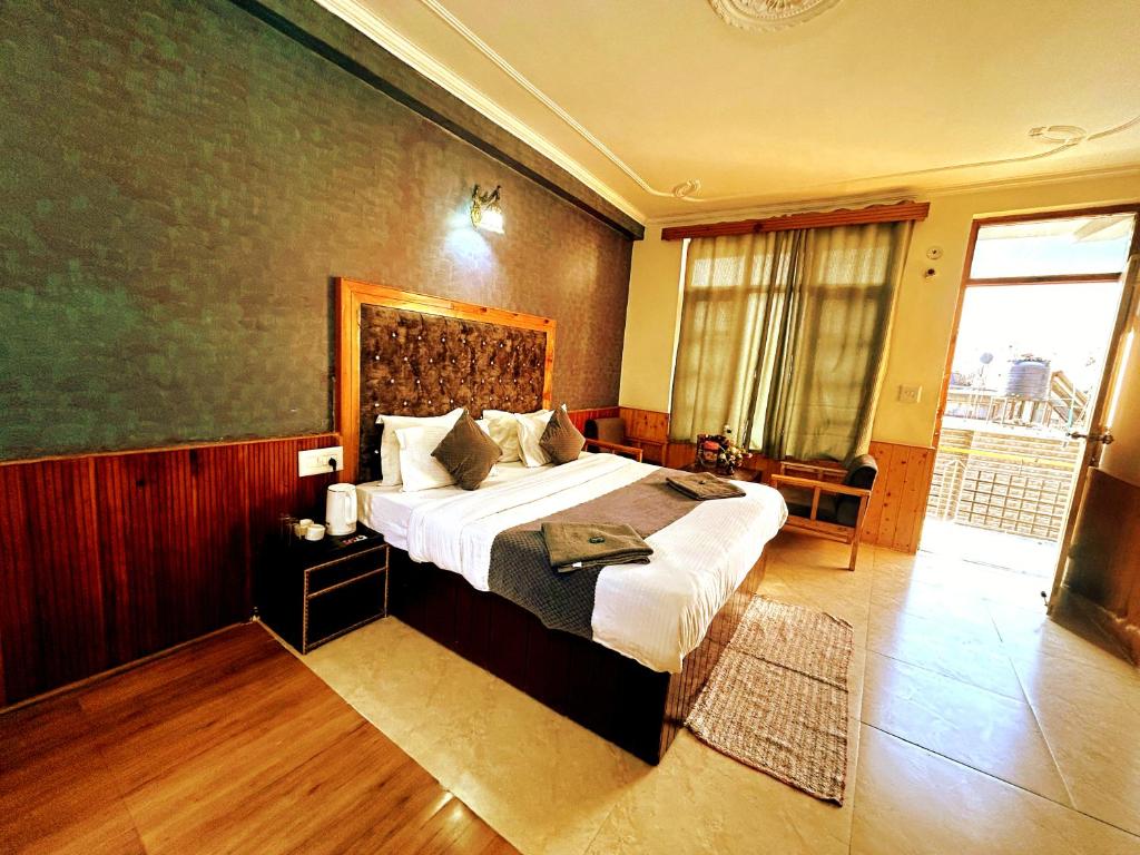 Postel nebo postele na pokoji v ubytování Elena Aastha - Valley View Rooms