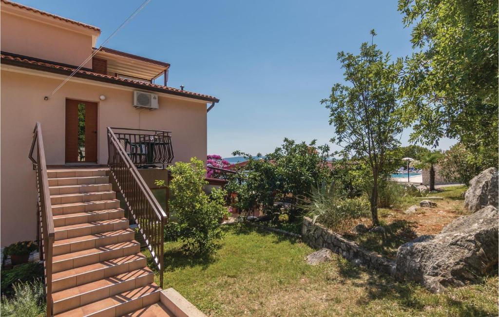 Ogród w obiekcie 3 Bedroom Cozy Apartment In Labin