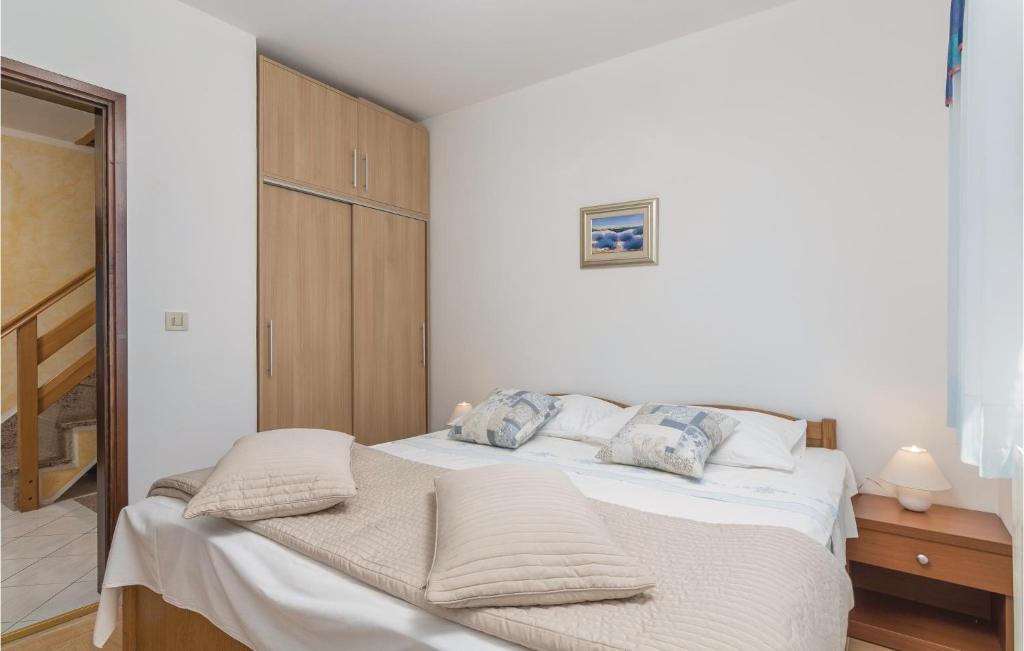 Łóżko lub łóżka w pokoju w obiekcie 3 Bedroom Cozy Apartment In Labin