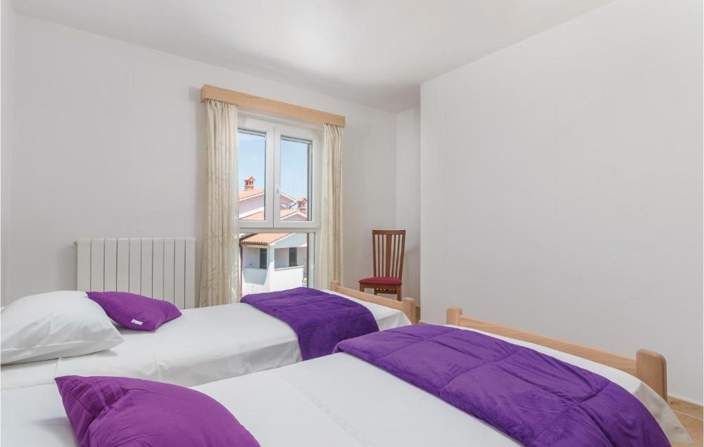 Łóżko lub łóżka w pokoju w obiekcie 3 Bedroom Cozy Apartment In Labin