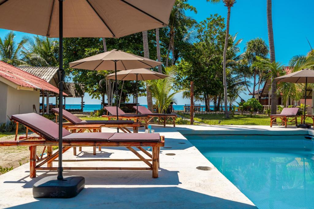Bazén v ubytování Lanta Beachfront Resort nebo v jeho okolí