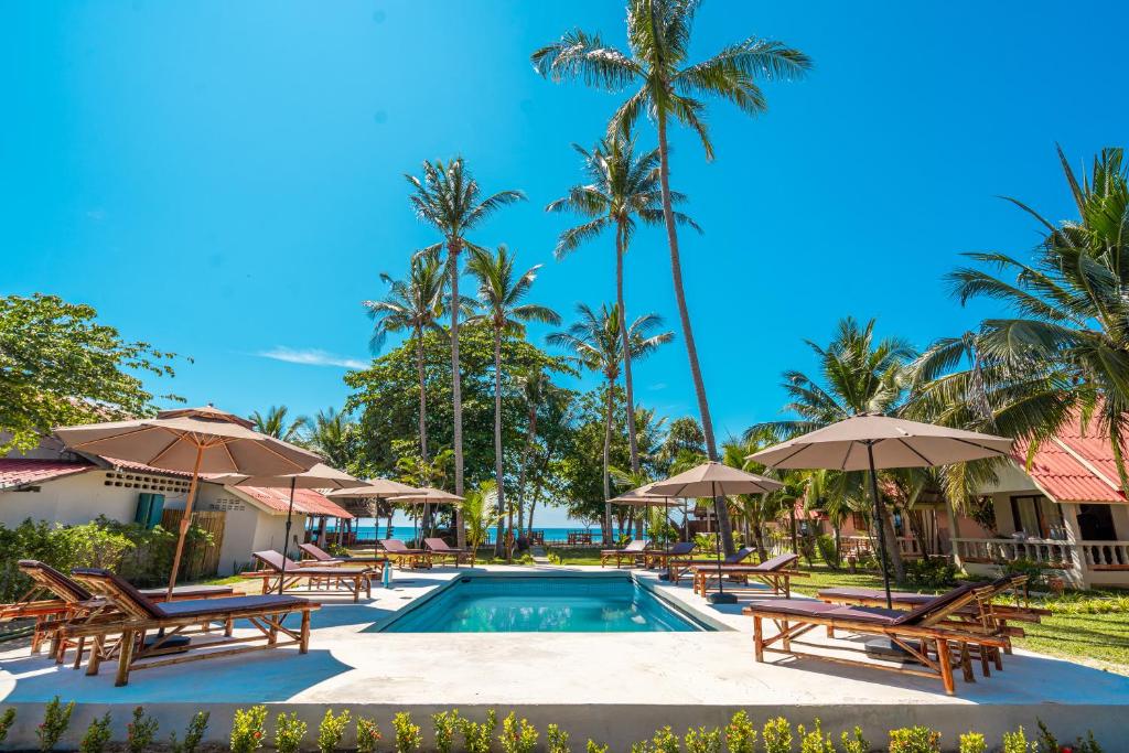 Bazén v ubytování Lanta Beachfront Resort nebo v jeho okolí