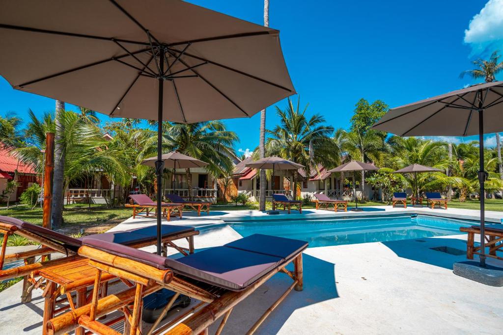 Bazén v ubytování Lanta Beachfront Resort nebo v jeho okolí