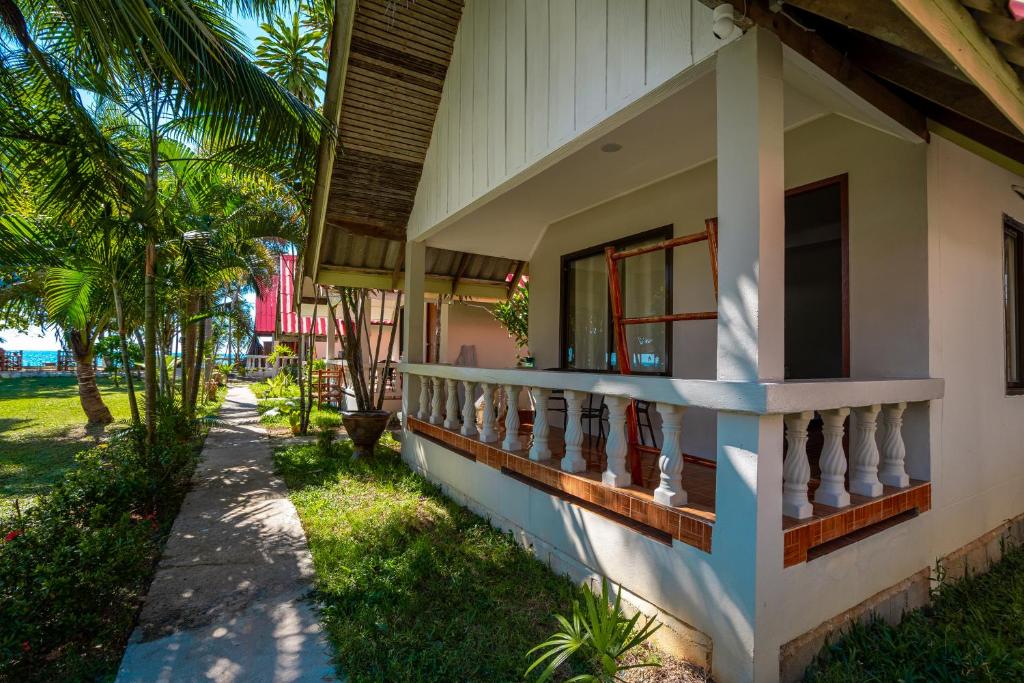 Zahrada ubytování Lanta Beachfront Resort