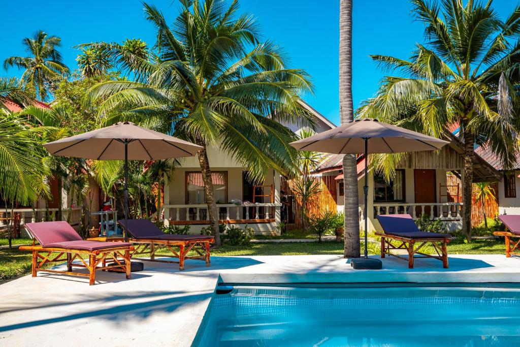 Bazén v ubytování Lanta Beachfront Resort nebo v jeho okolí