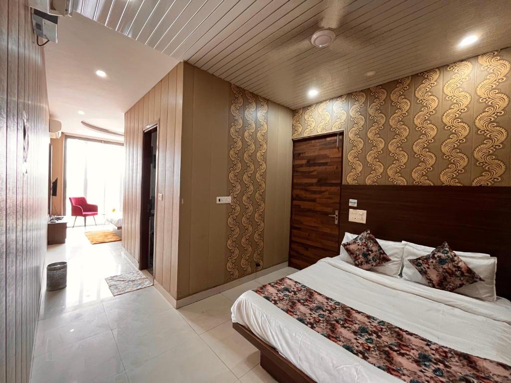 Voodi või voodid majutusasutuse Hotel The Pearl Grand - Top Rated ! Most Awarded ! Parking ! Lift ! Luxury Rooms ! Best Selling toas