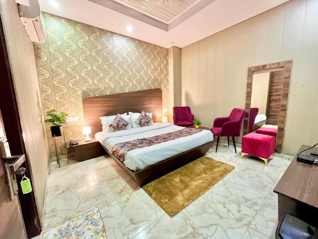 Voodi või voodid majutusasutuse Hotel The Pearl Grand - Top Rated ! Most Awarded ! Parking ! Lift ! Luxury Rooms ! Best Selling toas