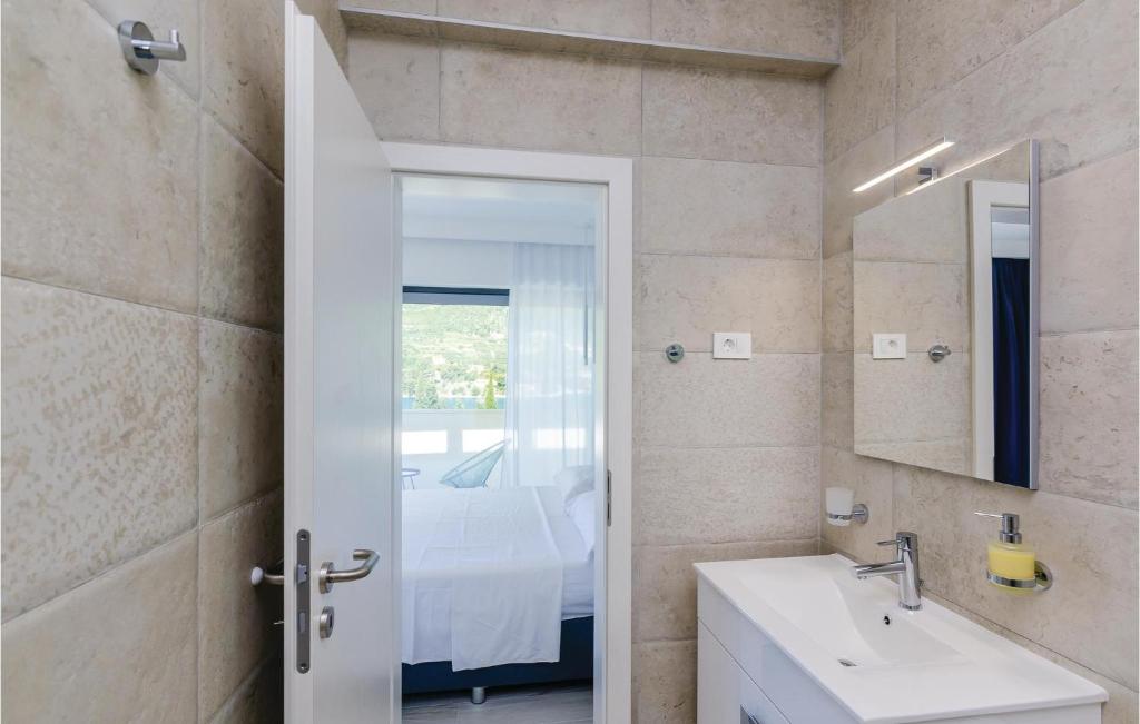 Kúpeľňa v ubytovaní Four-Bedroom Holiday Home In Zaton Mali