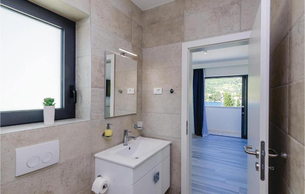 Kúpeľňa v ubytovaní Four-Bedroom Holiday Home In Zaton Mali