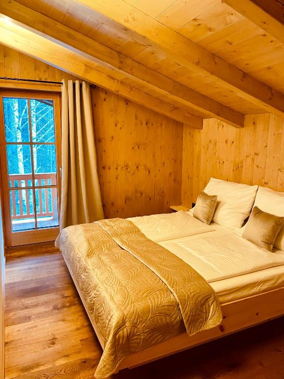 Postel nebo postele na pokoji v ubytování Cosy Chalet with garden, fire pit & stunning views