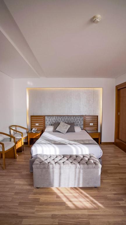 Postel nebo postele na pokoji v ubytování Maadi Hotel