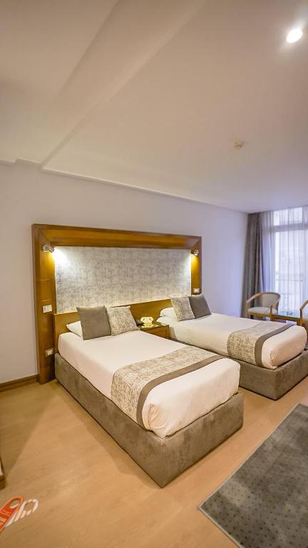Postel nebo postele na pokoji v ubytování Maadi Hotel