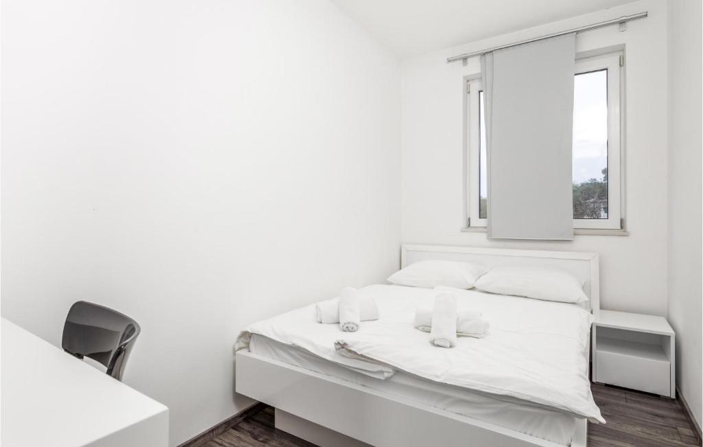 Posteľ alebo postele v izbe v ubytovaní 3 Bedroom Awesome Apartment In Kampor