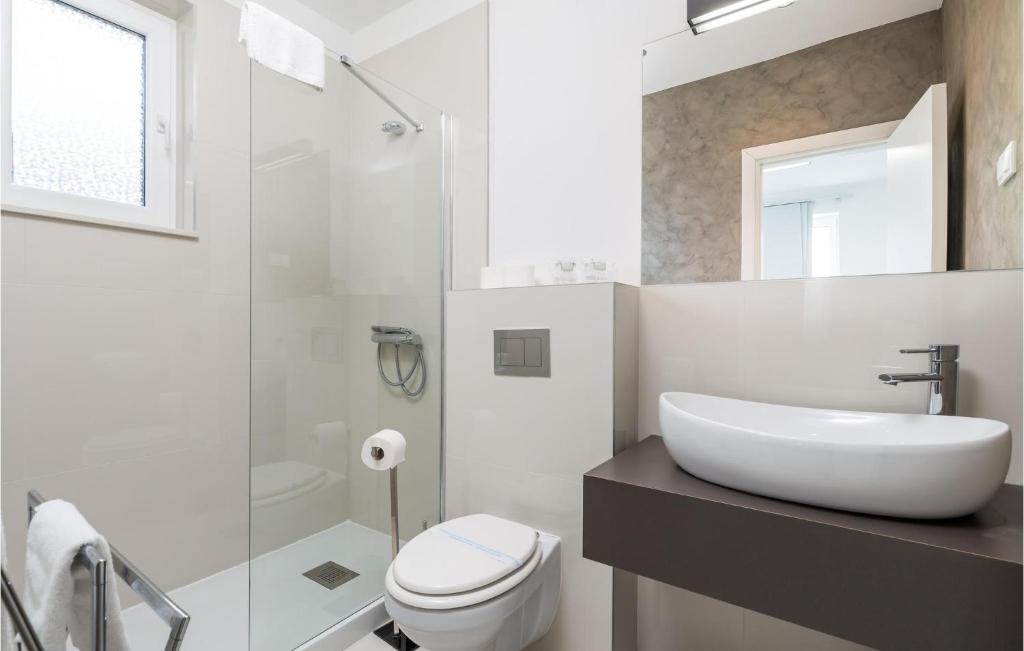 Kúpeľňa v ubytovaní 3 Bedroom Awesome Apartment In Kampor
