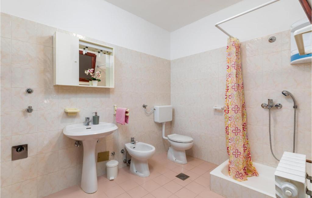 Kúpeľňa v ubytovaní Four-Bedroom Apartment In Fazana