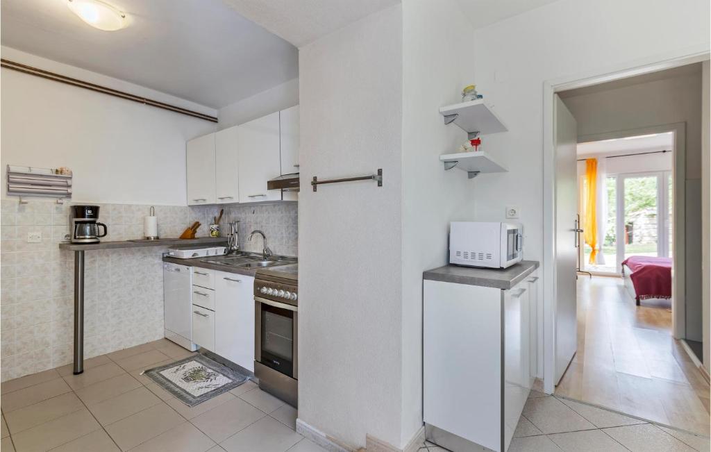 Kuchnia lub aneks kuchenny w obiekcie Holiday Home Cere Cere Ii