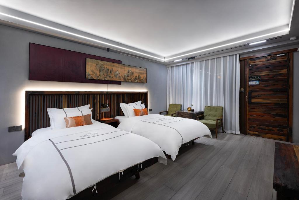 Uma cama ou camas num quarto em Xitang Overnight Garden B&B