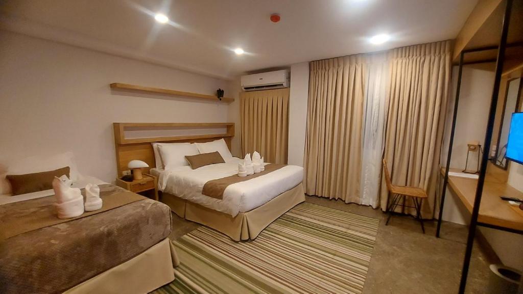 Postel nebo postele na pokoji v ubytování Prince Express Inn
