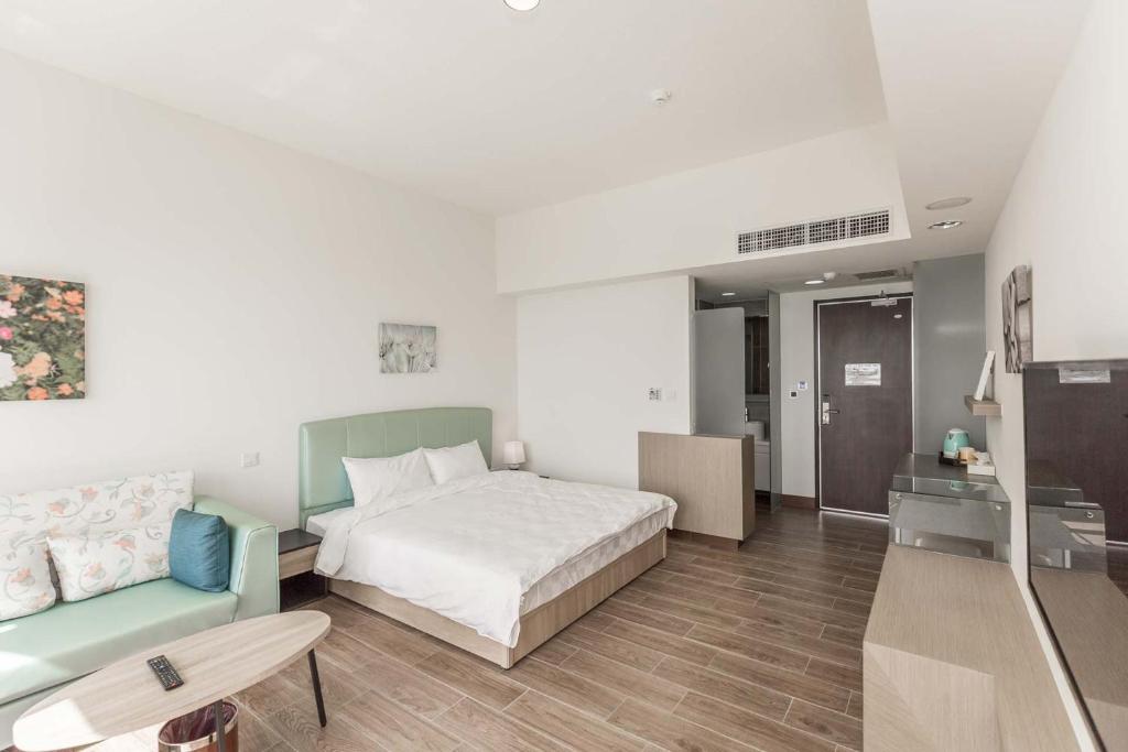 Postel nebo postele na pokoji v ubytování Tien Hsiang Lin Sea Dragon King Hotel