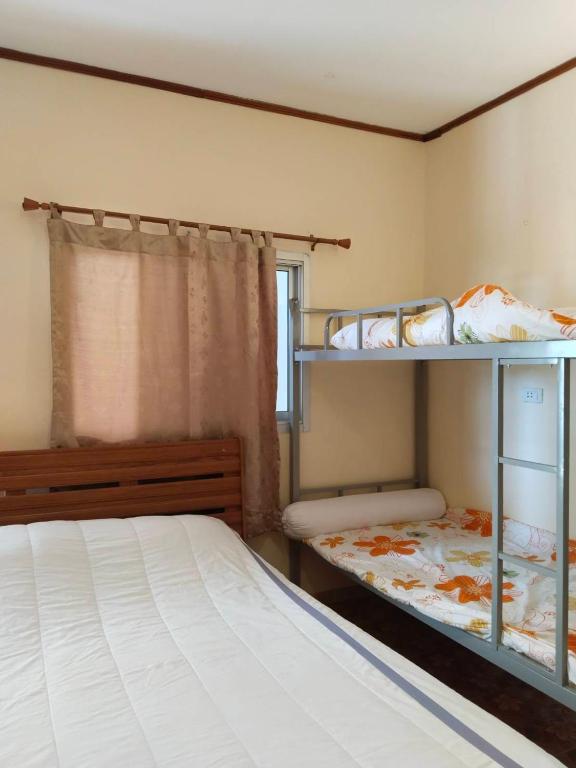 Postel nebo postele na pokoji v ubytování Tiki Bar-KanTiang Guesthouse