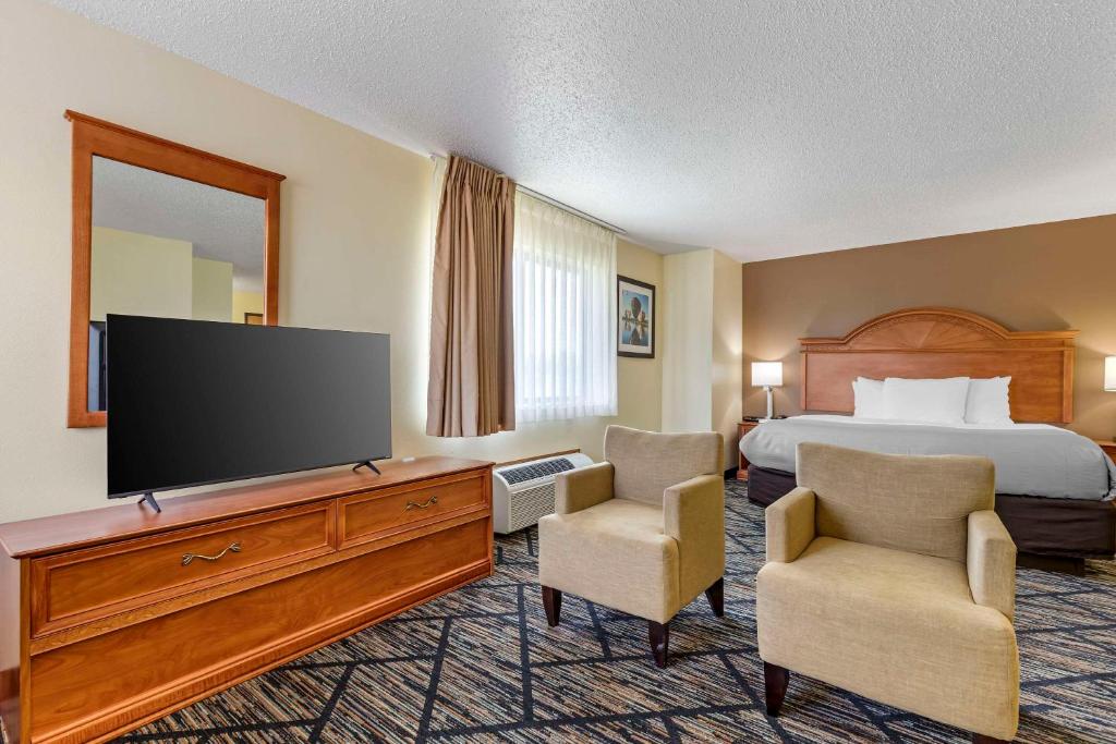 TV a/nebo společenská místnost v ubytování Quality Inn Indianola