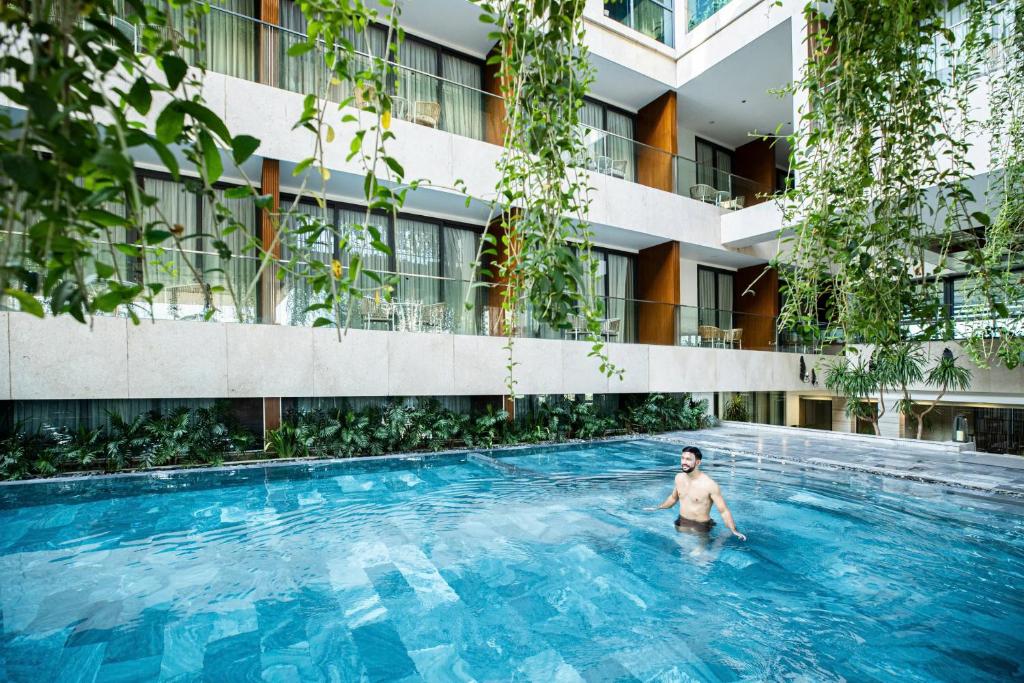 Bazén v ubytování New Orient Hotel Da Nang nebo v jeho okolí