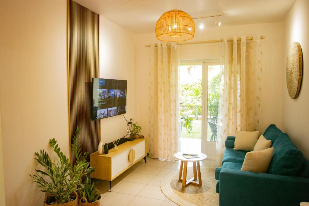 TV a/nebo společenská místnost v ubytování Sunset Serenity