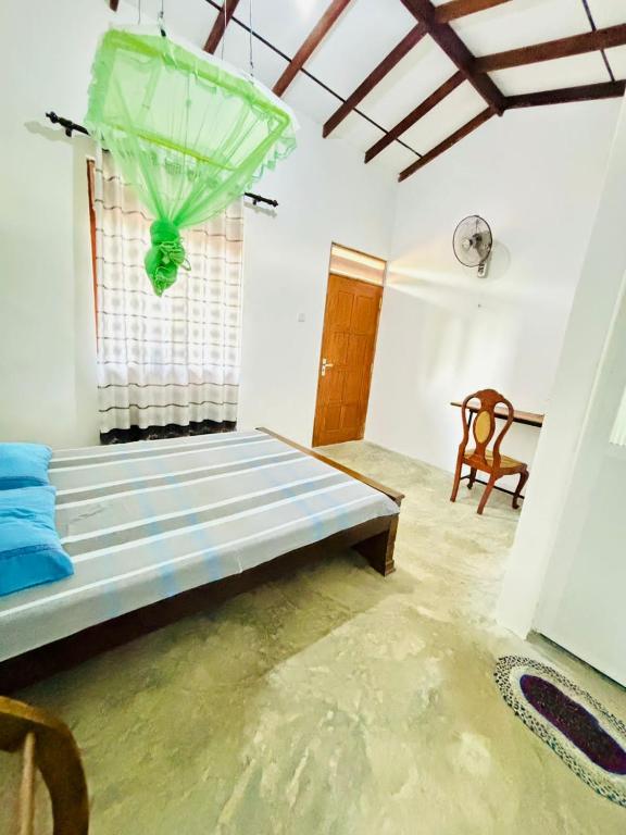 Postel nebo postele na pokoji v ubytování Sanithu Homestay and villa Galle