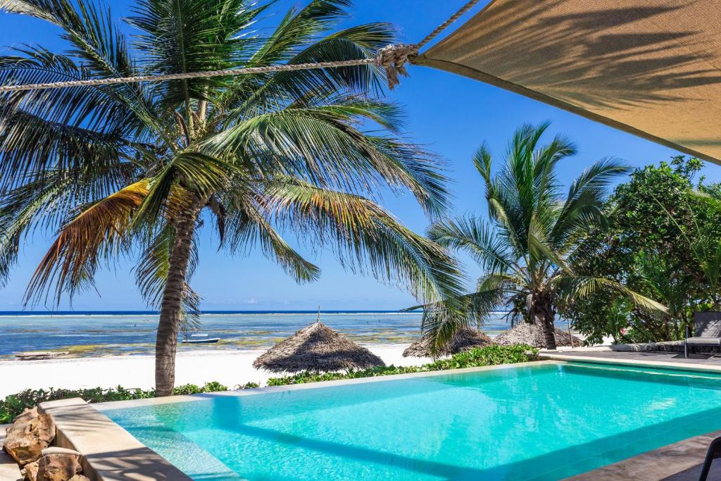 Bazén v ubytování Sunshine Azure Zanzibar Beach Hotel nebo v jeho okolí