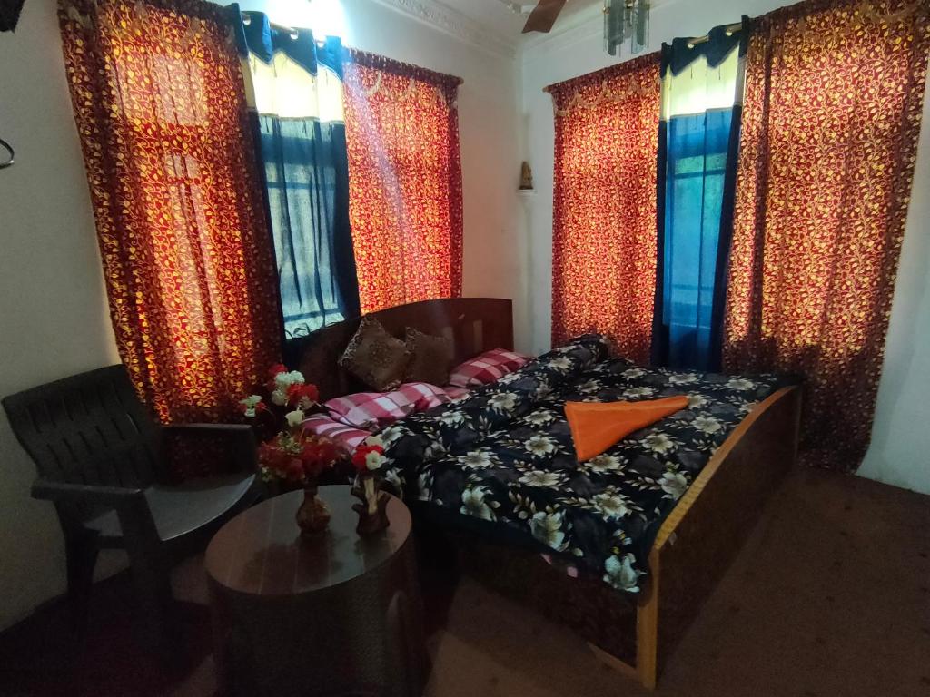 Postel nebo postele na pokoji v ubytování Hotel Irshad Home Stay