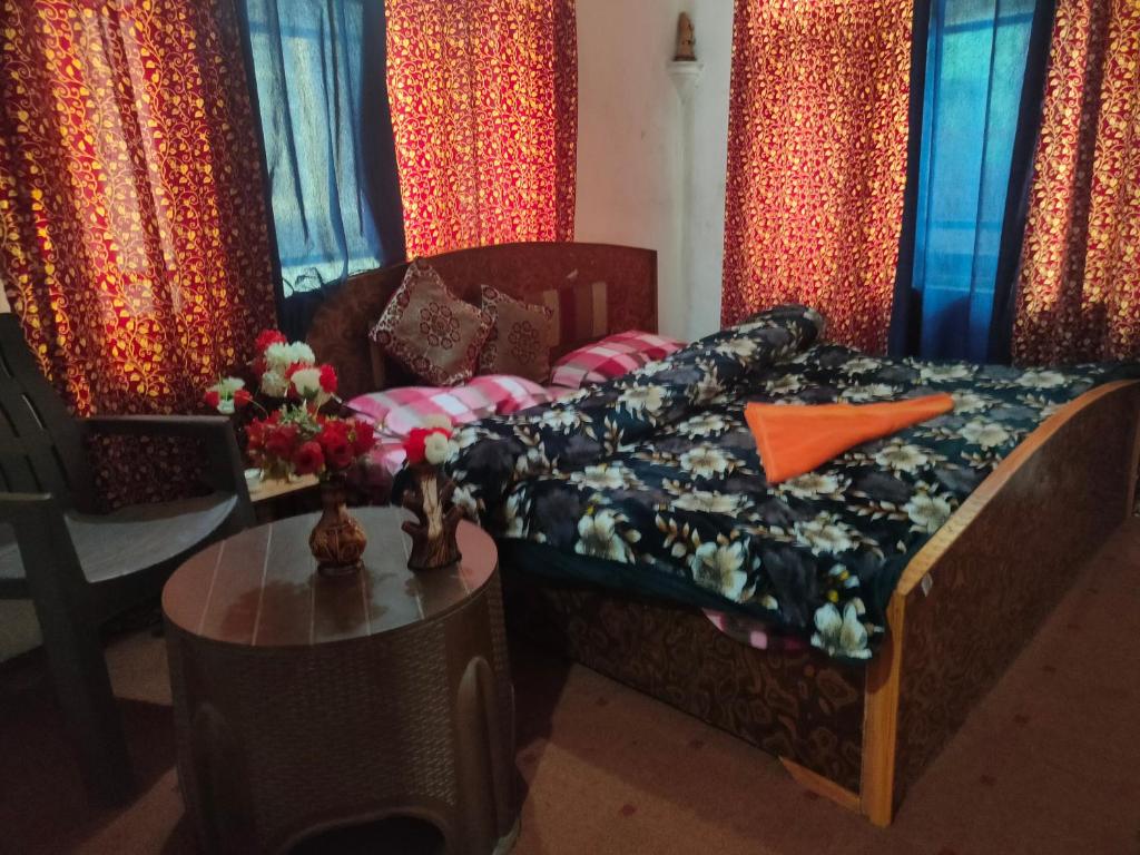 Postel nebo postele na pokoji v ubytování Hotel Irshad Home Stay