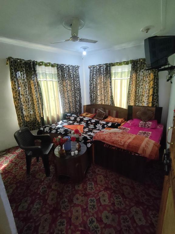 Postel nebo postele na pokoji v ubytování Hotel Irshad Home Stay