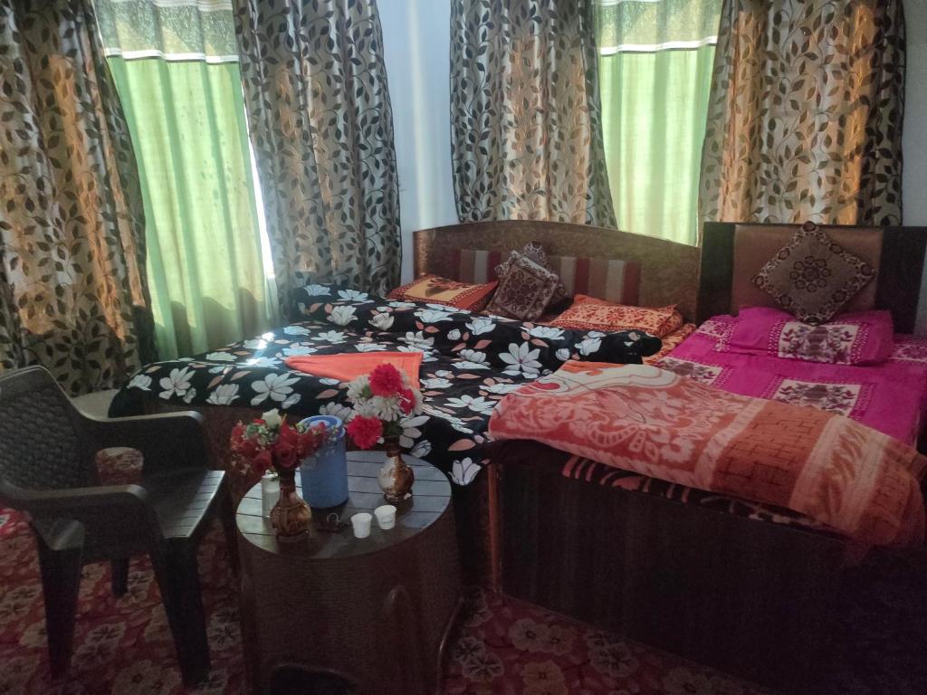 Postel nebo postele na pokoji v ubytování Hotel Irshad Home Stay