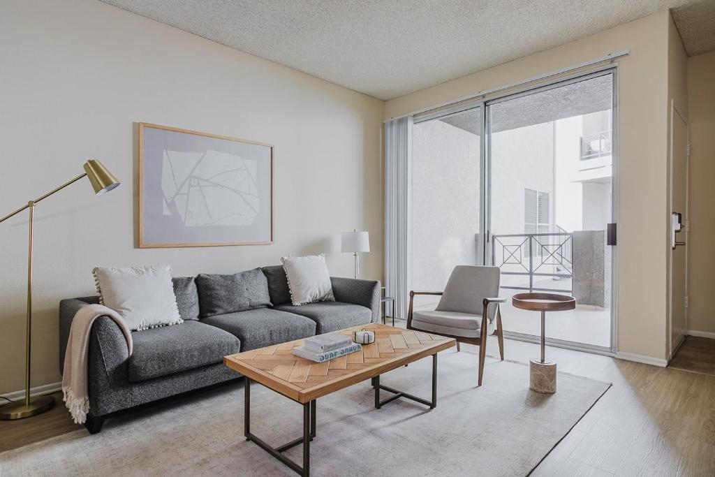 a living room with a couch and a table at Blueground Burbank 1bd apartment LAX-1275 in Los Angeles