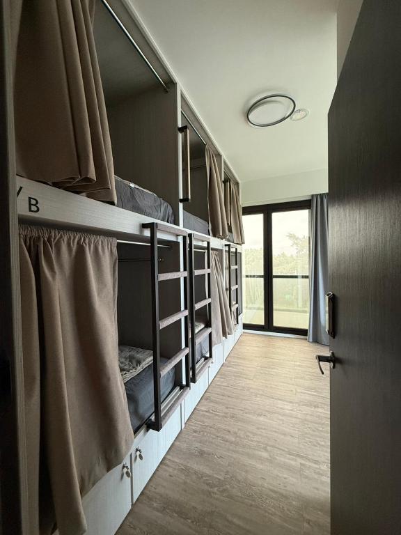 Palanda nebo palandy na pokoji v ubytování Yukwanhai Hostel
