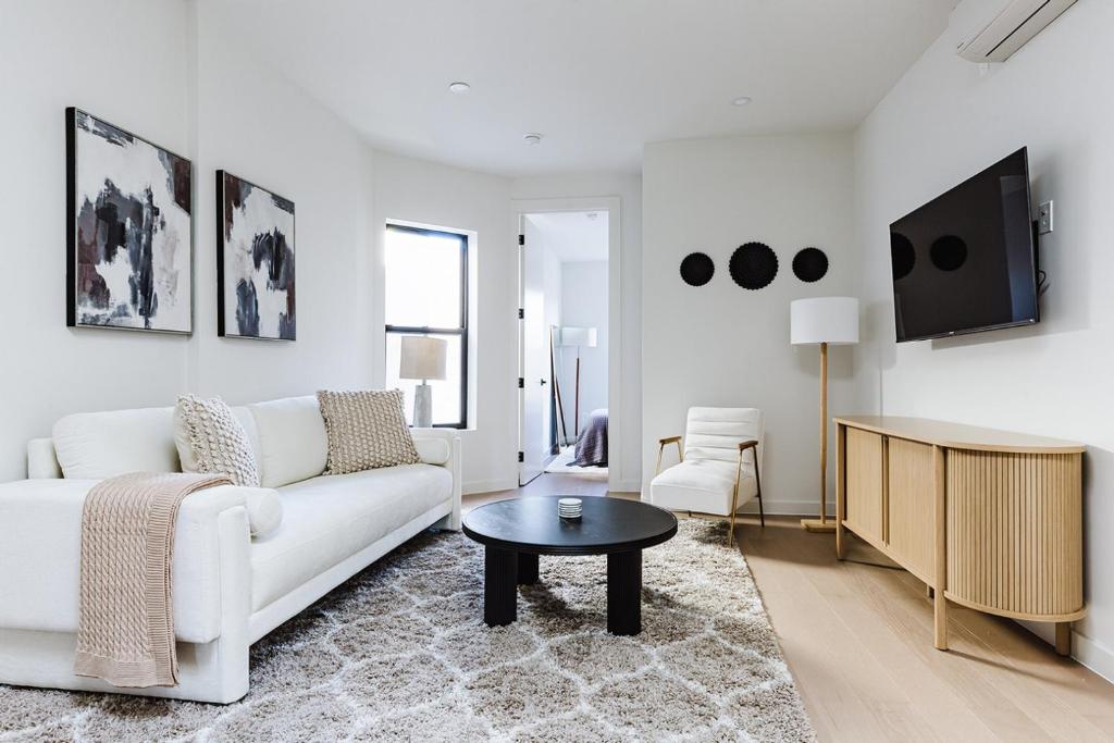 Μια τηλεόραση ή/και κέντρο ψυχαγωγίας στο Blueground Park Slope 2bd apartment NYC-1662