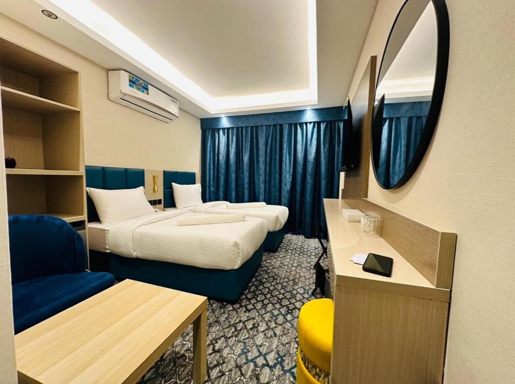 Postel nebo postele na pokoji v ubytování Sky View Hotel